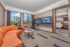 Ruang duduk di Hampton by Hilton Dongguan Central Plaza