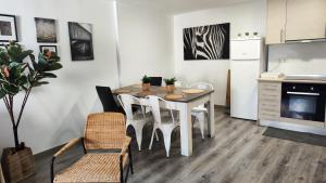 Una cocina y un comedor con mesa y sillas. en Boutique 2 apartamento Ave centro Lleida, en Lleida