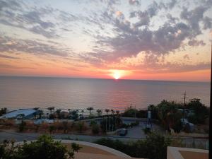 einen Sonnenuntergang vom Balkon eines Resorts in der Unterkunft Victory Byblos Hotel & Spa in Byblos