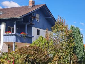 Casa azul y blanca con balcón en Alpenblick Pang, en Rosenheim