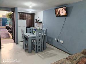 La CañadaにあるCasa Hortensiaのキッチン(テーブル、椅子、壁掛けテレビ付)