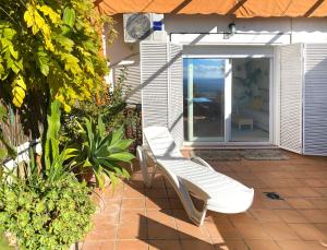 una sedia bianca seduta su un patio di VillaSanMiguelAlto a Granada
