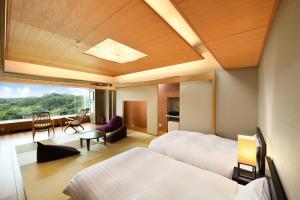 所沢市にある掬水亭のベッド2台と大きな窓が備わるホテルルームです。