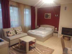 パンポロボにあるSnow Mountain Grand Monasteryのベッドとソファのあるリビングルーム +36枚の写真