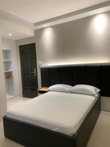 Letto o letti in una camera di Central Block Inn