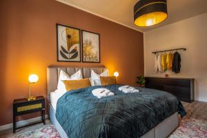 1 dormitorio con 1 cama con 2 almohadas en maremar - Design Apartment - Luxus Boxspringbett - Zentral - Arbeitsplatz - Highspeed WLAN en Gera