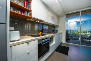 Panoramic Ocean Views 2 bed/2 bath Unit, Nelly Bay的厨房或小厨房