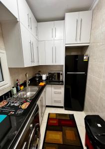 Una cocina o kitchenette en Riverfront Apartment 1