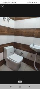 La salle de bains est pourvue de toilettes et d'un lavabo. dans l'établissement V.S guest houes, à Palwal