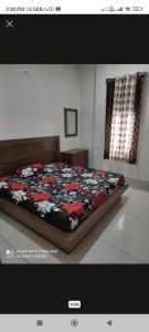 - une chambre avec un lit et une couverture fleurie dans l'établissement V.S guest houes, à Palwal