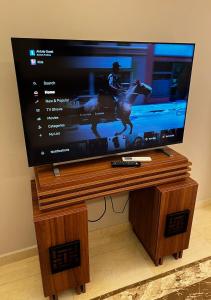 カイロにあるRiverfront Apartment 1の木製の台の上に置かれた薄型テレビ