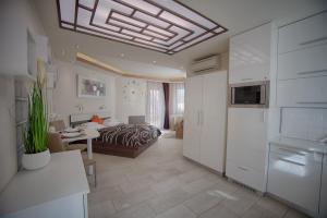 1 dormitorio con 1 cama y cocina con mesa en Németh Apartmanok en Sárvár