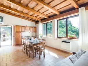 Apecchio的住宿－Inviting Farmhouse in Appenines with covered swimming pool，厨房以及带桌椅的用餐室。