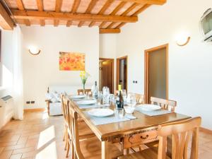 comedor con mesa de madera y sillas en Inviting Farmhouse in Appenines with covered swimming pool, en Apecchio