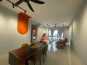 ein Wohnzimmer mit einem Esstisch und Stühlen in der Unterkunft The Apple Residence 3BR with 10 Pax - 1KM to Jonker in Malakka