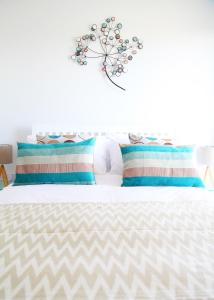 Una cama blanca con dos almohadas encima. en Azure 7 Apartment, en Newquay