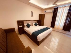 um quarto com uma cama e um sofá em White House - A Four Star Luxury Resort em Haridwar