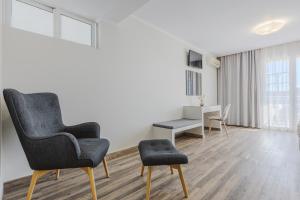 sala de estar con silla y mesa en Sunrise Zante - Adults Only Hotel, en Tsilivi