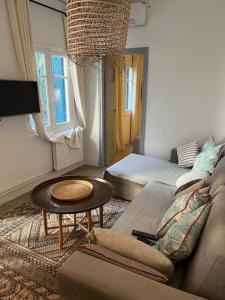 salon z kanapą i stołem w obiekcie Tolila Sidi Bou Said, grande terrasse avec vue w mieście Sidi Bou Said