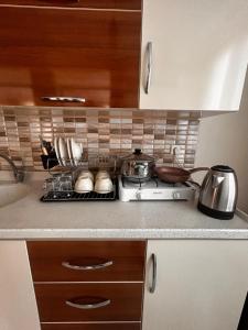 encimera de cocina con fregadero y fogones en ELİT APART, en Hatay