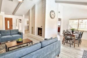 Una sala de estar con un sofá azul y una chimenea. en San Antonio Escape, en San Antonio