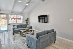 Una sala de estar con dos sofás y un televisor. en San Antonio Escape, en San Antonio