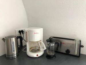 une cafetière et un grille-pain sur un comptoir dans l'établissement Le Loft des Musiciens, à Mulhouse