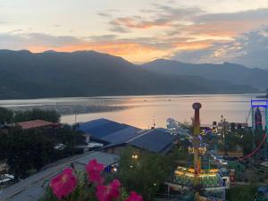 - une vue sur une foire avec un lac et des montagnes dans l'établissement Hotel Lake Journey, à Pokhara