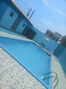卡拉瓜塔圖巴的住宿－CASA DE PRAIA CARAGUA com PISCINA Acomoda 15 Pessoas，房屋前的游泳池