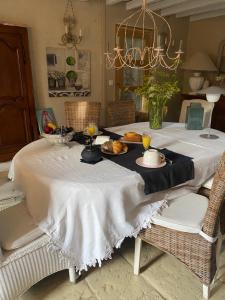 een tafel met een bord eten erop bij Le Clos Fanny chambre d’hôtes 