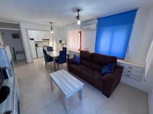 sala de estar con sofá y mesa en Apartamento con terraza en San Juan Playa, en Alicante