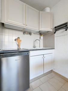 Kuchyňa alebo kuchynka v ubytovaní Appartement au CALME + parking