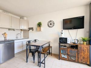 Kuchyňa alebo kuchynka v ubytovaní Appartement au CALME + parking