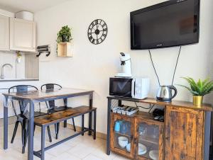 Kuchyňa alebo kuchynka v ubytovaní Appartement au CALME + parking