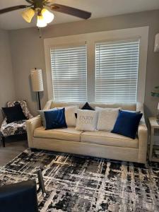 uma sala de estar com um sofá branco com almofadas azuis em Harris Home em Birmingham
