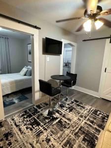 1 dormitorio con 1 cama, mesa y sillas en Harris Home en Birmingham