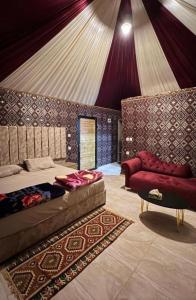 ワディ・ラムにあるMARS LUXURY CAMP WADi RUMのリビングルーム(ベッド1台、ソファ付)