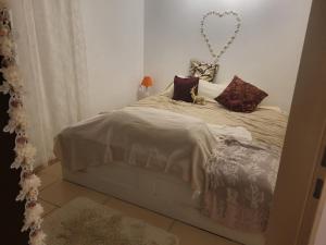 Postel nebo postele na pokoji v ubytování EXPLORE Wien Österreich VIENNA Austria WALTZ and CASTLES Residenz Habsburg great 2-rooms-apartment near SCHÖNBRUNN Breakfast Metro U3 U4 busses 48a 51a city kids pets