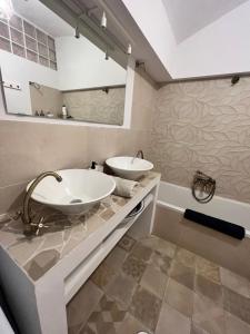 baño con 2 lavabos y espejo grande en Morgan apartamentos Marbella centro, en Marbella