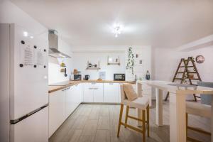 uma cozinha com armários brancos e uma mesa branca em 140qm 3BR apartment - central, cozy and stylish em Koblenz