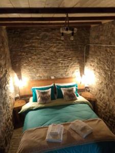 um quarto com uma cama grande numa parede de pedra em Αυθεντικό πετρινο στην Ναύπακτο em Lepanto