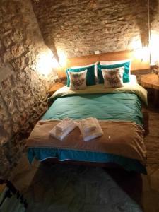 um quarto com uma cama com toalhas em Αυθεντικό πετρινο στην Ναύπακτο em Lepanto