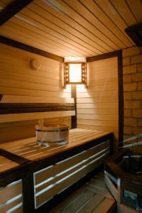 eine Sauna mit einem Topf auf einem Holztisch in der Unterkunft Коттедж «Большая станица» in Almaty