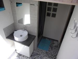 Un baño con un lavabo blanco y un espejo. en Gîte L'ESCOUSSOU 6p, 4ch, 120m2, charme et nature, piscine chauffée, sud Ardèche, en Joyeuse 18 fotos más