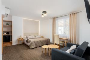 sypialnia z łóżkiem, kanapą i stołem w obiekcie Hotel Łaziska w mieście Czchów