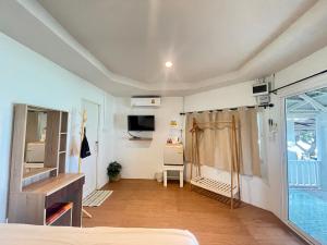 En TV eller et underholdningssystem på Apache Loongdum Koh Samed