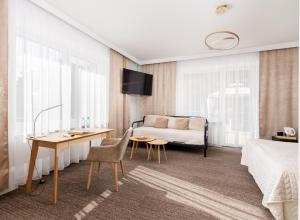 pokój hotelowy z łóżkiem i kanapą w obiekcie Hotel Łaziska w mieście Czchów