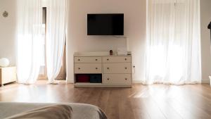 a bedroom with a dresser with a television on top of it at Increíble Duplex luminoso, plaza del Aymto. in Talavera de la Reina