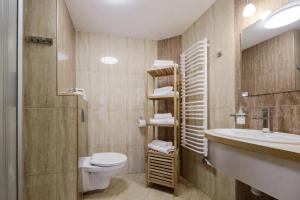 łazienka z toaletą i umywalką w obiekcie Hotel Łaziska w mieście Czchów