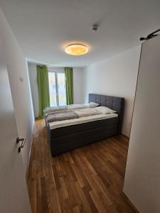ein Schlafzimmer mit einem Bett in einem Zimmer mit einer Tür in der Unterkunft Stylish Apartment in Innsbruck + 1 parking spot in Innsbruck